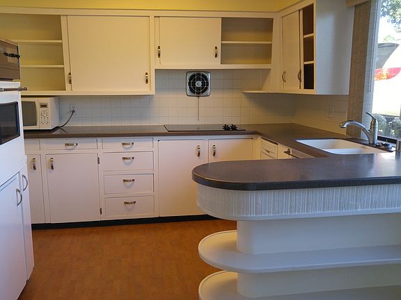 4th image of 721 SE Regatta Dr