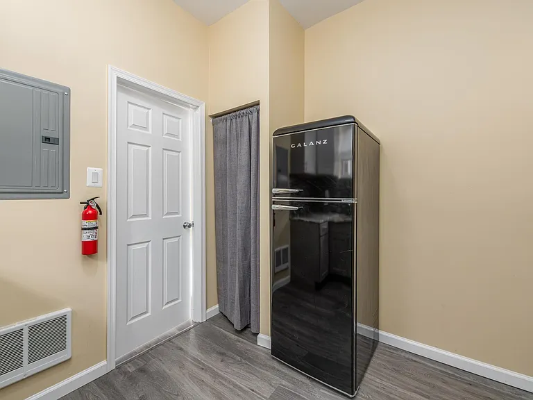 5548 W Thompson St #2R — Photo 1