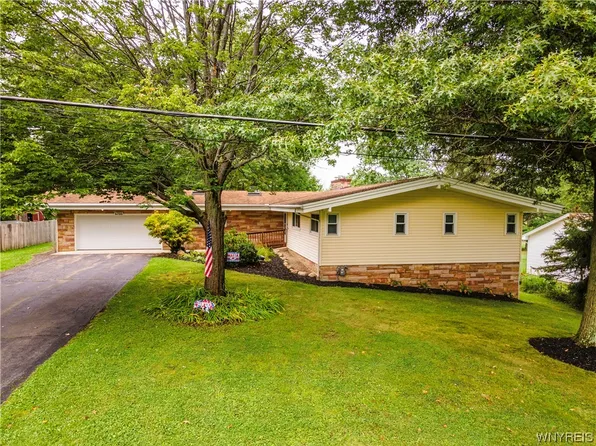 6700 Woodland Dr, Hamburg, NY 14075