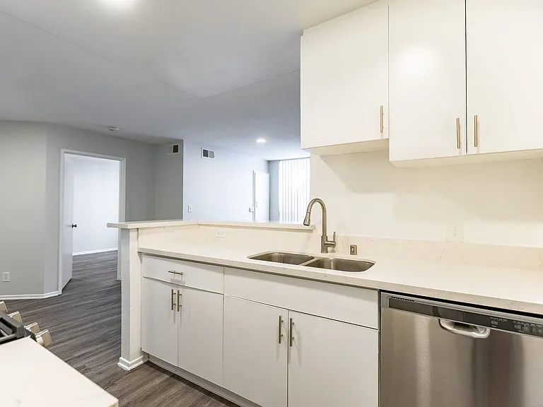 314 South Manhattan Place — Photo 23