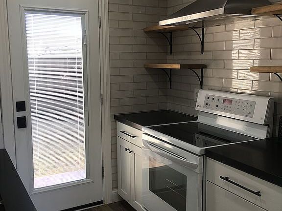 5th image of 403 Lakeway Dr