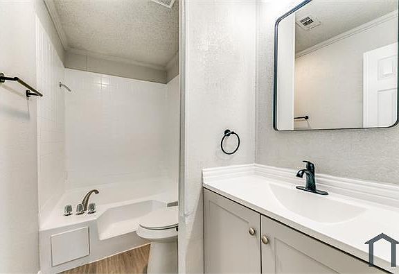 3rd image of 212 Alexandria St