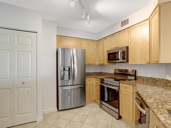 4th image of 3101 Hampton Dr #711