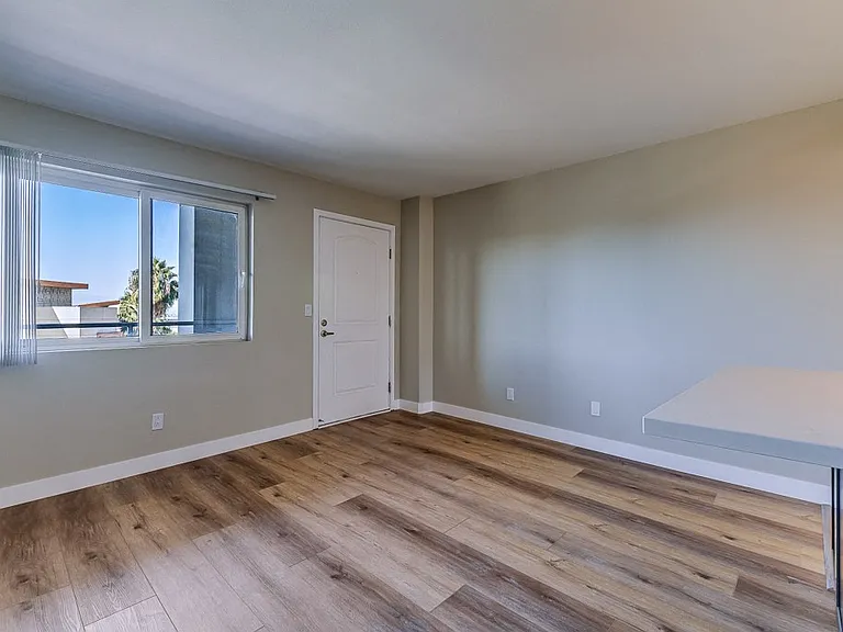 Bayview Tower Condominiums — Photo 30