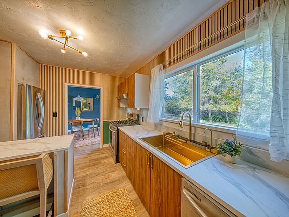 4th image of 530 SE Woodland Blvd