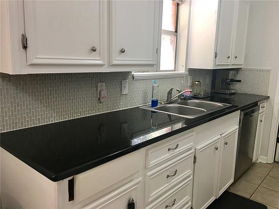 4th image of 2810 S Willis St