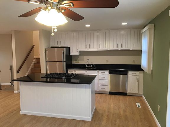 3rd image of 810 Ridgeview Dr