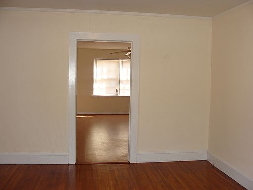 4th image of 105 W Henry St