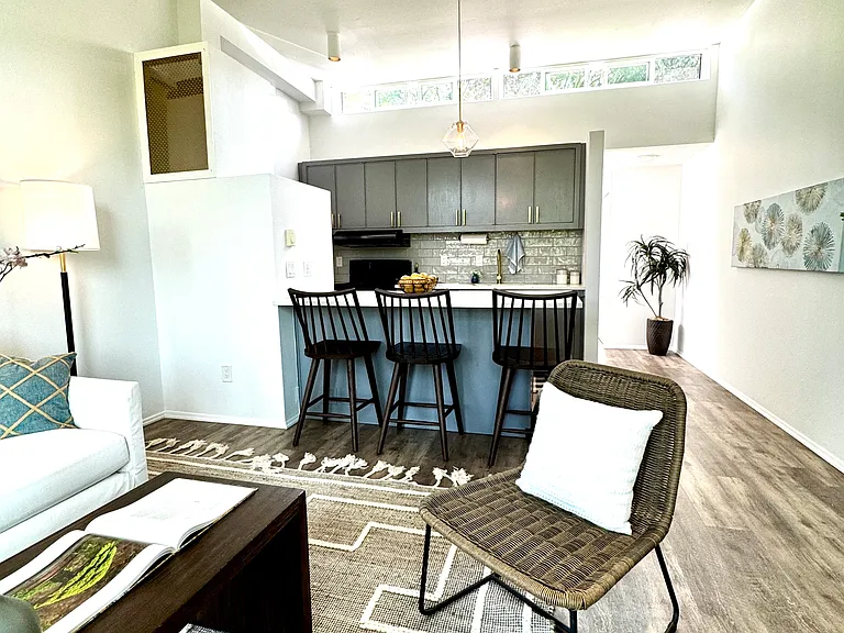 410 13th Ave E #Penthouse 3 — Photo 7