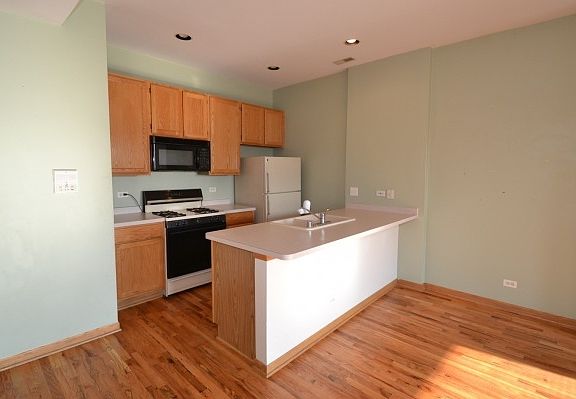 2nd image of 974 W Cuyler Ave #101