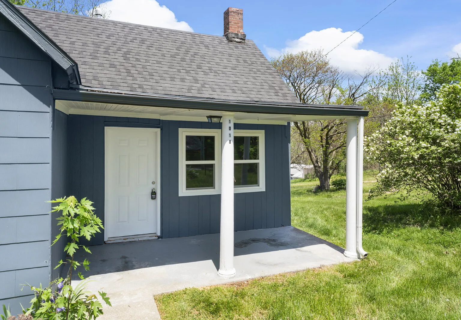 2 bed, 1.0 bath, 888 sqft, $1,250 — Photo 3