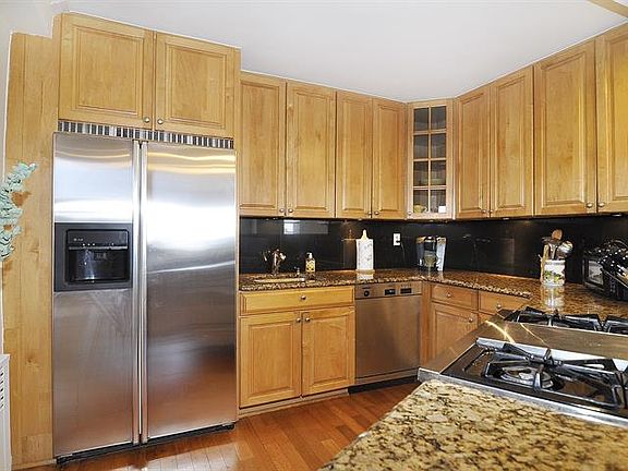 4th image of 5900 Arlington Ave APT 8U