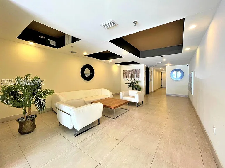 2924 Collins Ave #404 — Photo 10