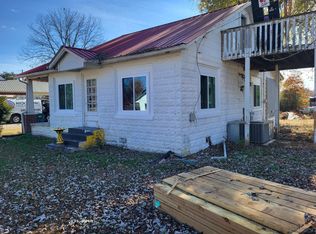 261 W 4th Ave, Lobelville, TN 37097
