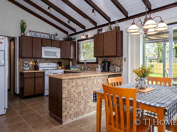 3rd image of 1328 Gentian Dr SE