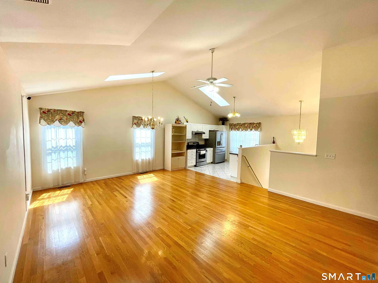 3 bed, 2.0 bath, 2100 sqft, $3,150 — Photo 3