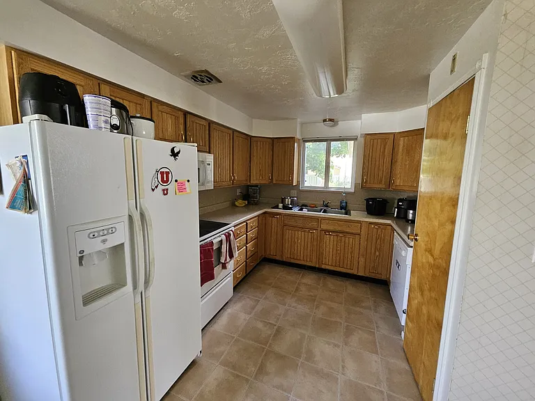 1230 E Manor Cir — Photo 8