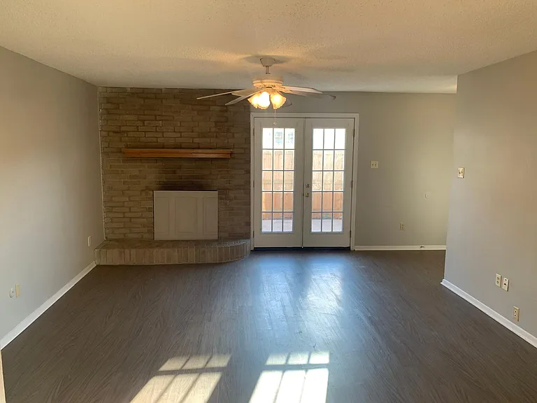 719 Bluebonnet Dr — Photo 2