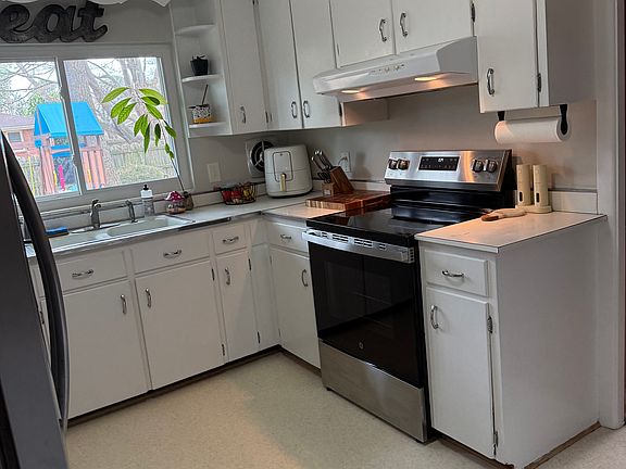 Kitchen - new stove and fridge