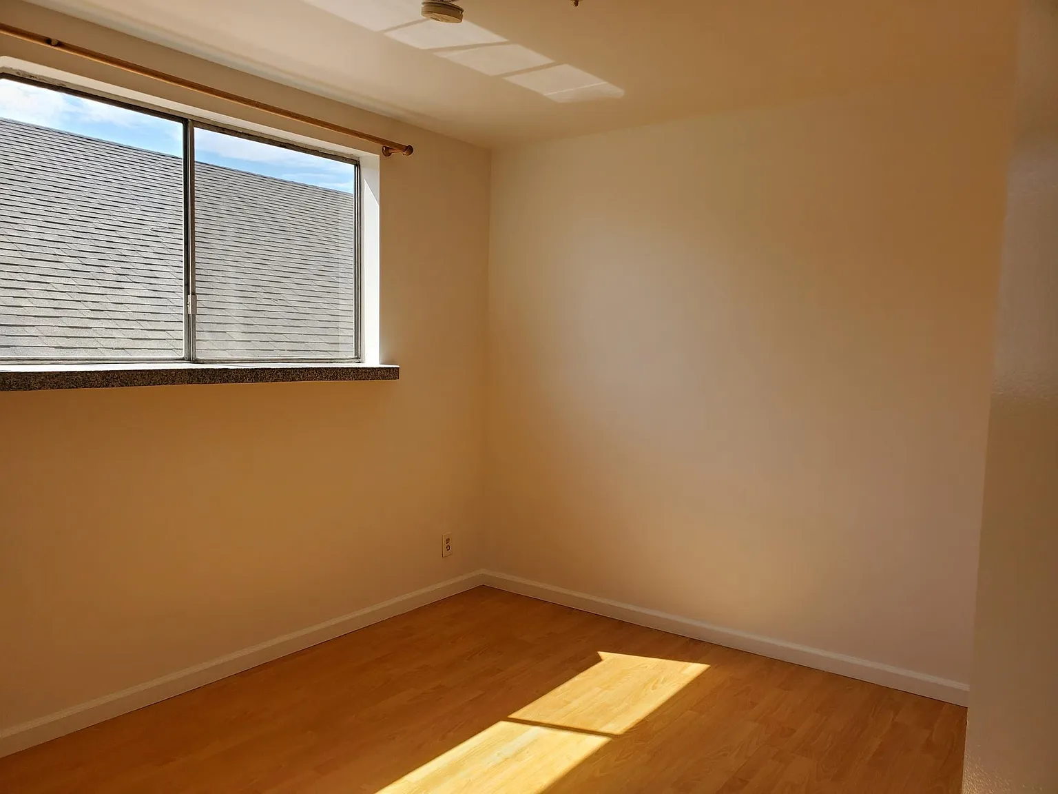 3 bed, 1000 sqft, $4,699 — Photo 4