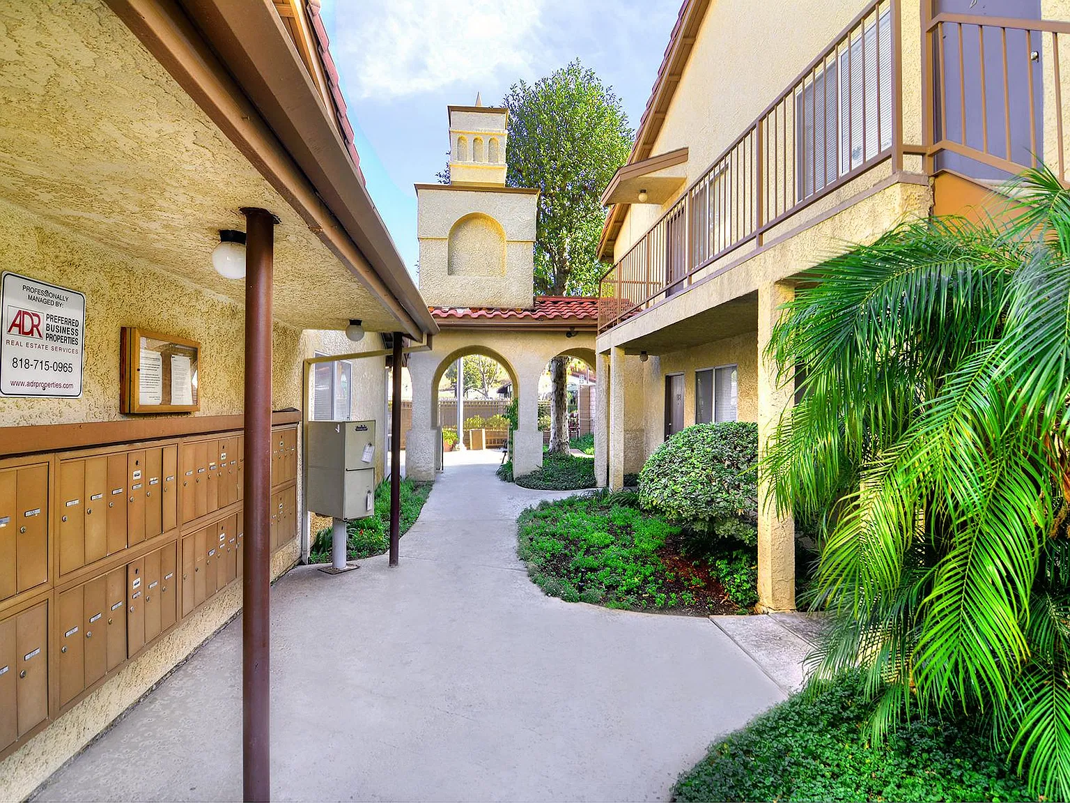 Las Flores Apartments — Photo 3