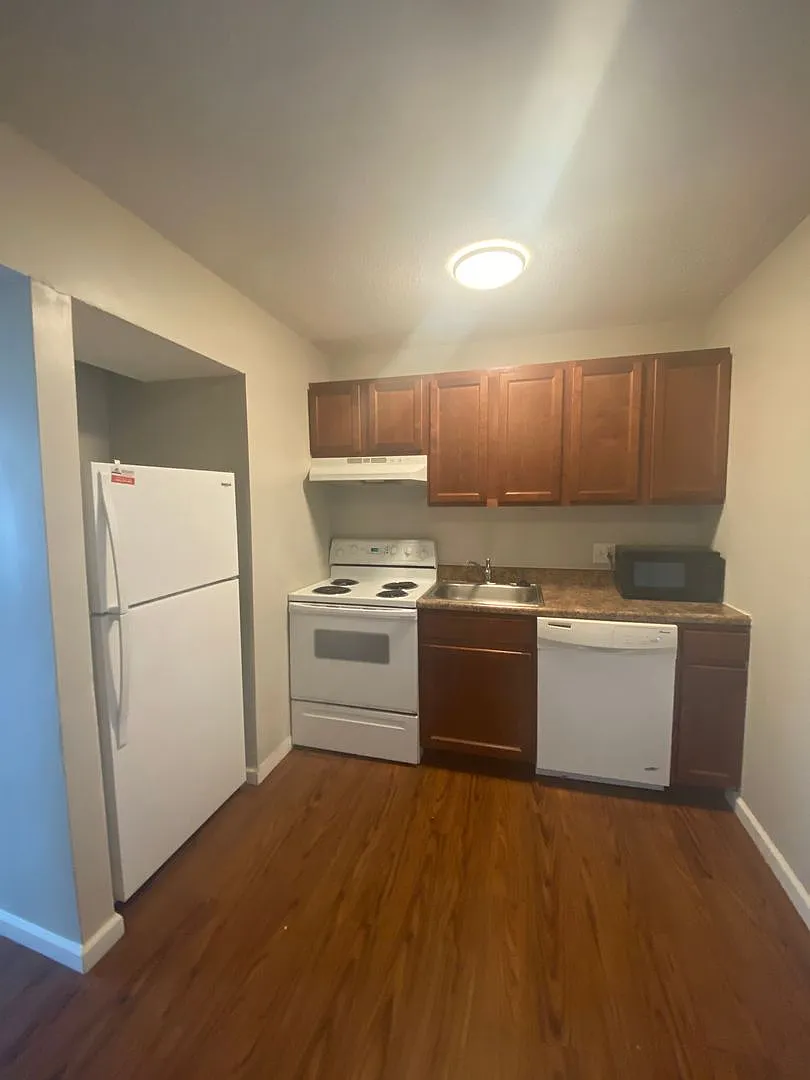 1 Bed/1 Bath Apartment off Hampton Ave! — Photo 4