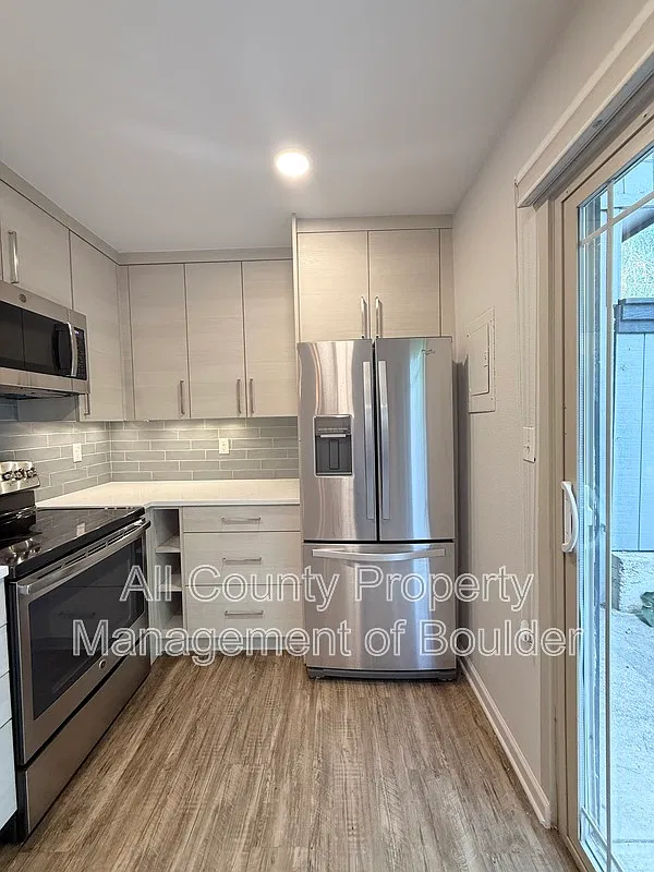 2 bed, 1.5 bath, 1044 sqft, $2,100 — Photo 3