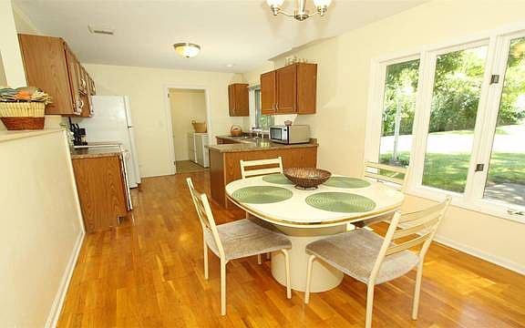 3rd image of 929 Bryn Mawr Ave