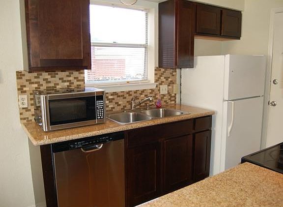 5th image of 2214 Clover Park Dr