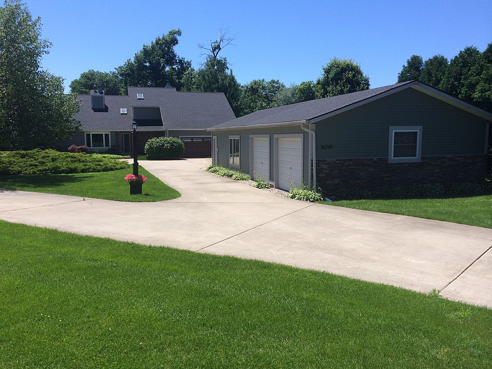 Front View w/4 car Garage