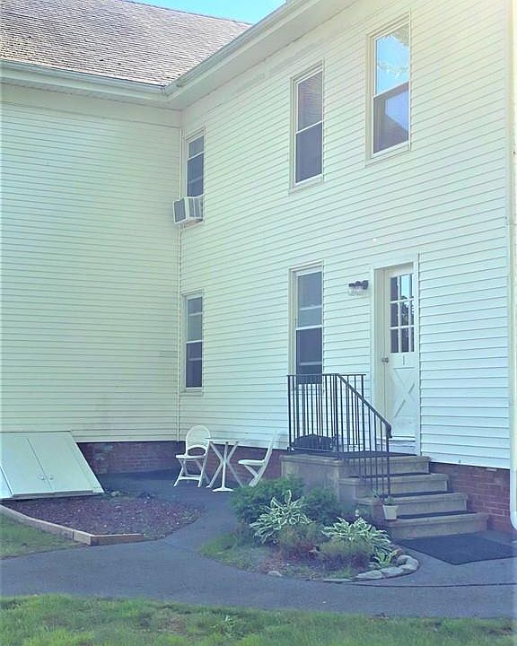 1st image of 25 Courtland St Floor 1