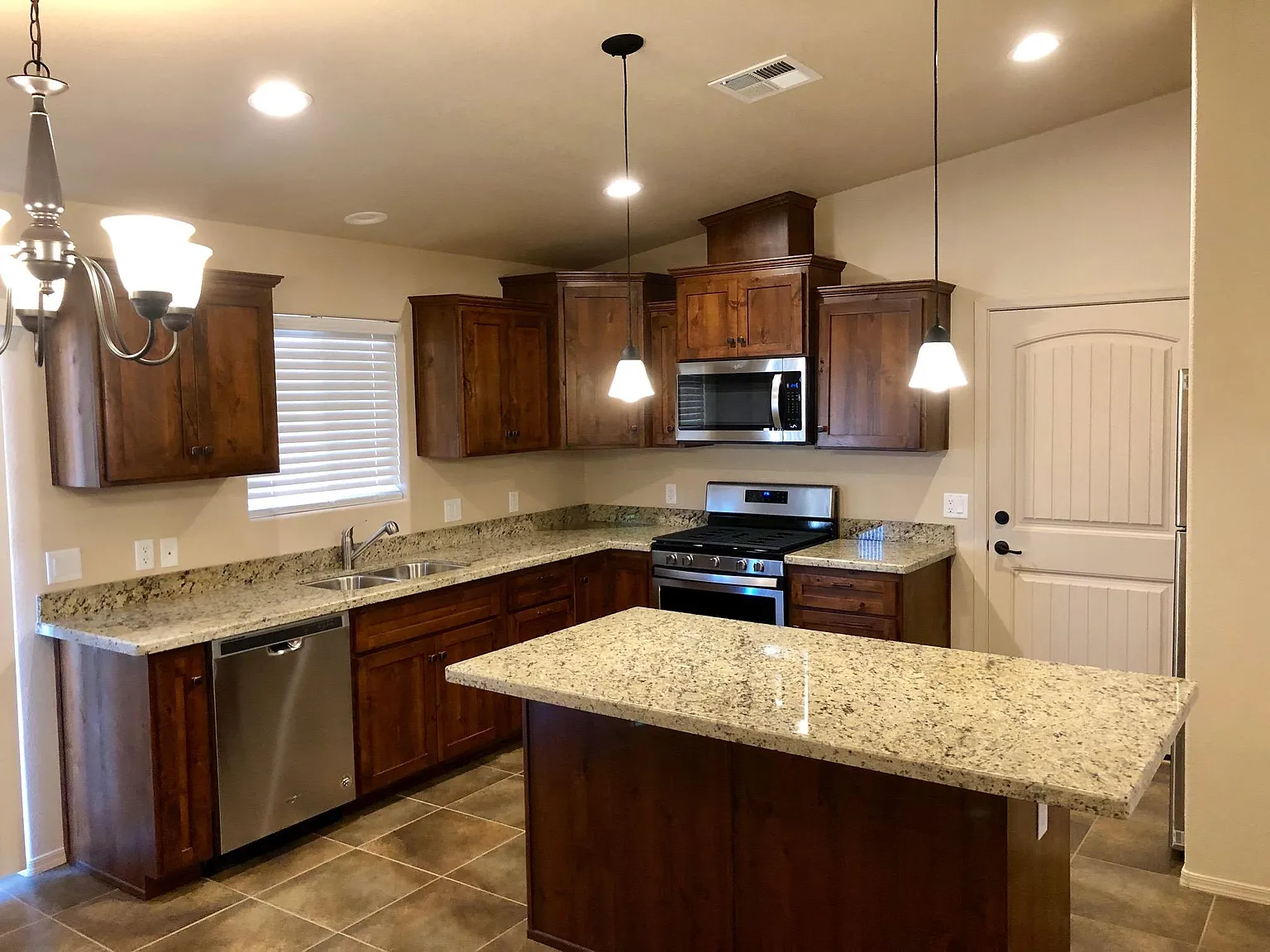 3 bed, 1300 sqft, $1,675 — Photo 4