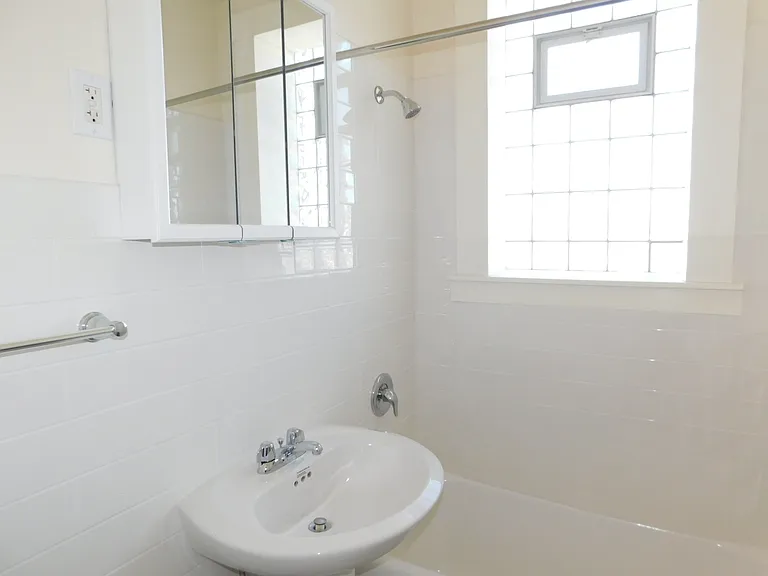 2600-10 Eastwood Ave — Photo 9