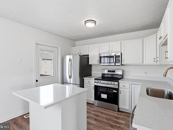 3rd image of 522 Clint Ln