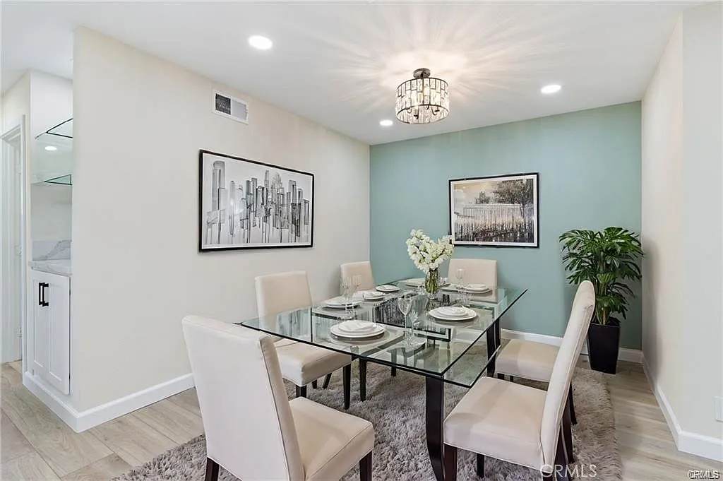 2 bed, 1081 sqft, $3,300 — Photo 3