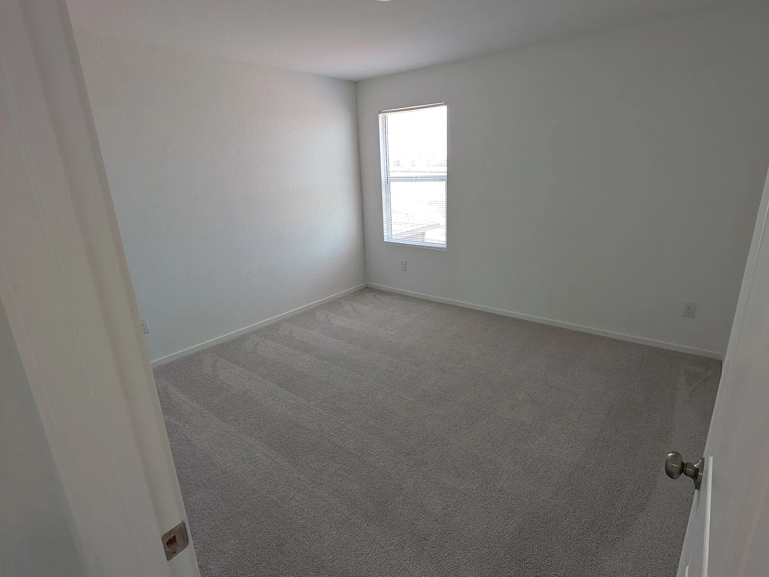 4 bed, 2.5 bath, 1897 sqft, $1,898 — Photo 2