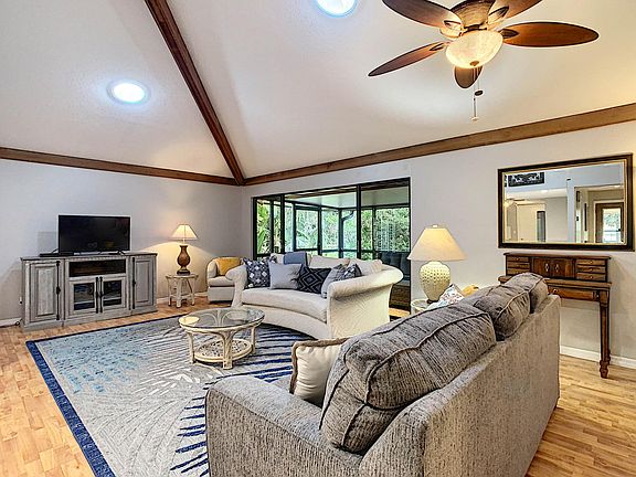 3rd image of 697 Saint Andrews Cir