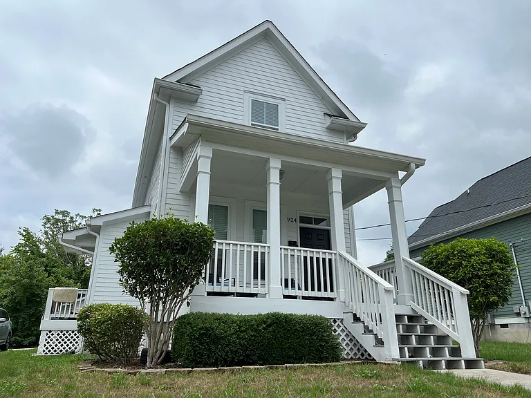 924 Ash St — Photo 1