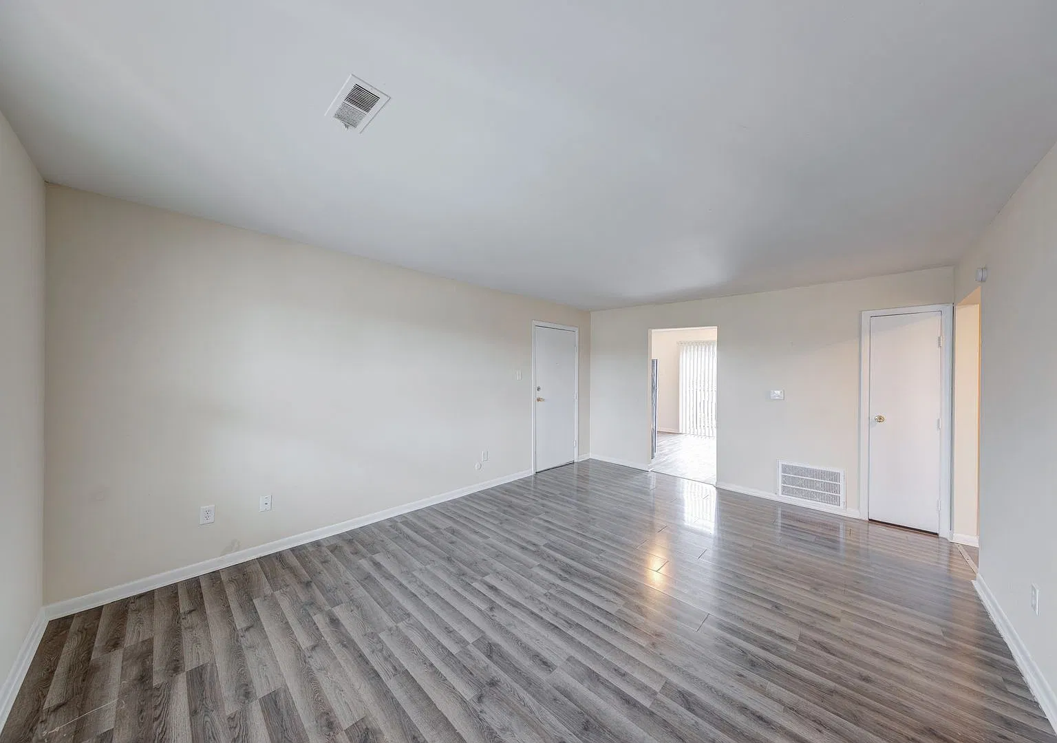 Lawrence Glen Apartments — Photo 3