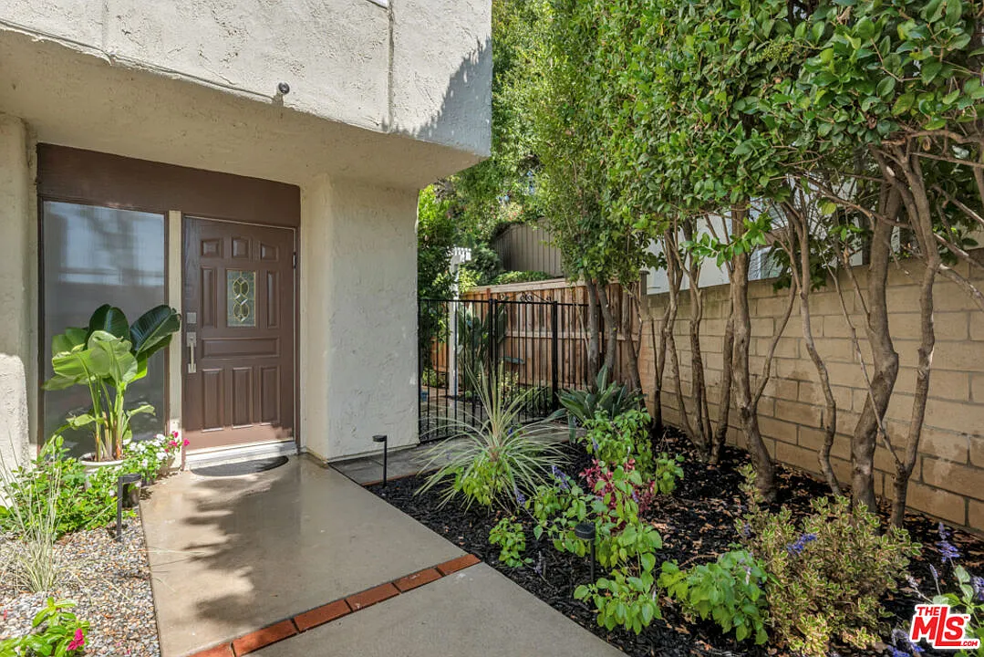 3 bed, 2.5 bath, 1925 sqft, $5,400 — Photo 2