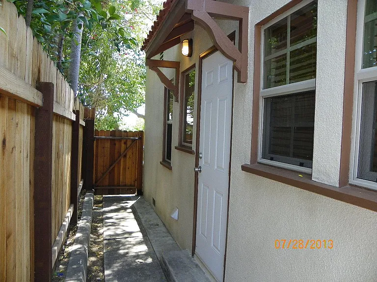 809 E Tujunga Ave — Photo 9