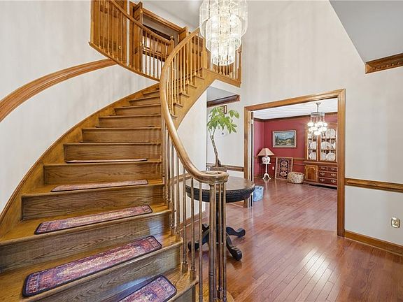 4th image of 913 Montebello Cir