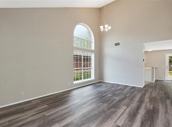 5th image of 1013 Rocky Creek Dr