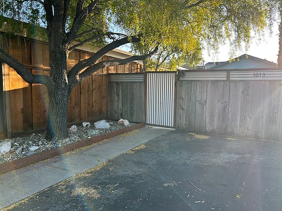 2nd image of 1013 Sumner St Unit A