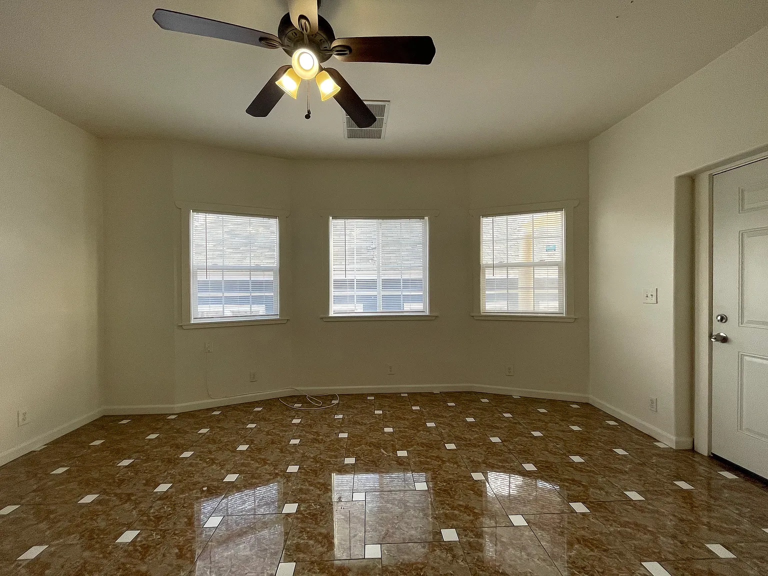 682 W Macarthur Blvd — Photo 4