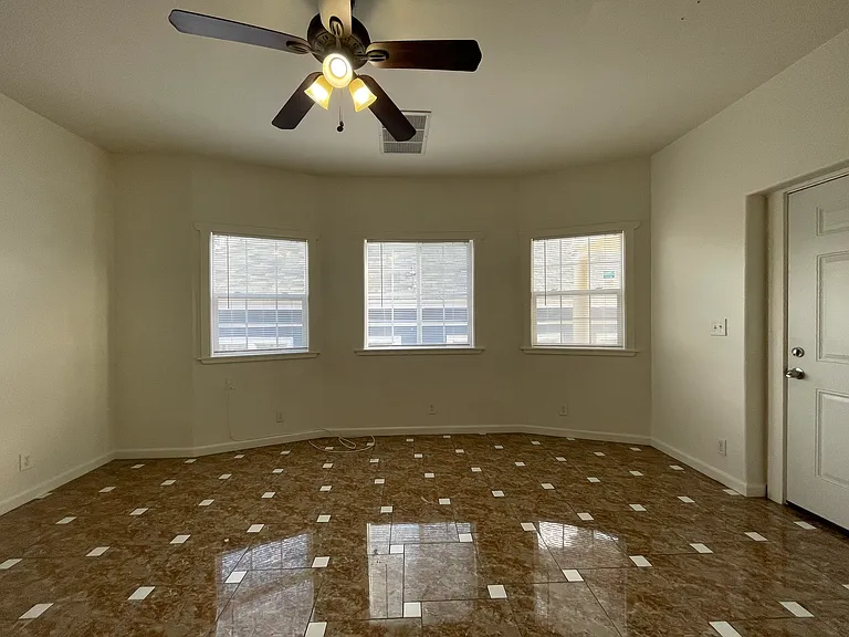 682 W Macarthur Blvd — Photo 4