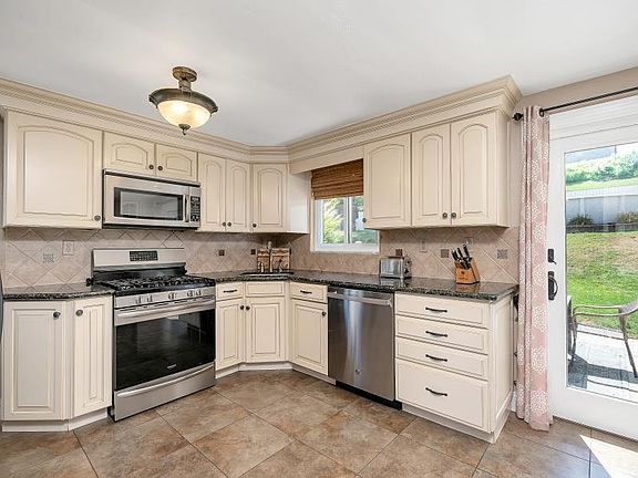 3rd image of 704 Rose Ln