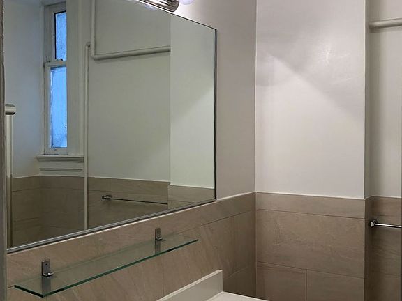 4th image of 673 Oak St APT 2