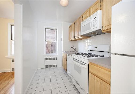 3rd image of 6505 Yellowstone Blvd APT 4G