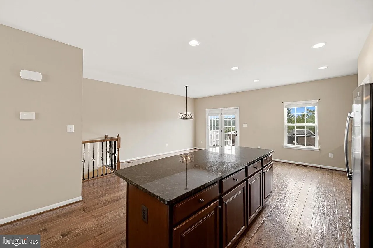 3 bed, 3.5 bath, 2440 sqft, $2,500 — Photo 3